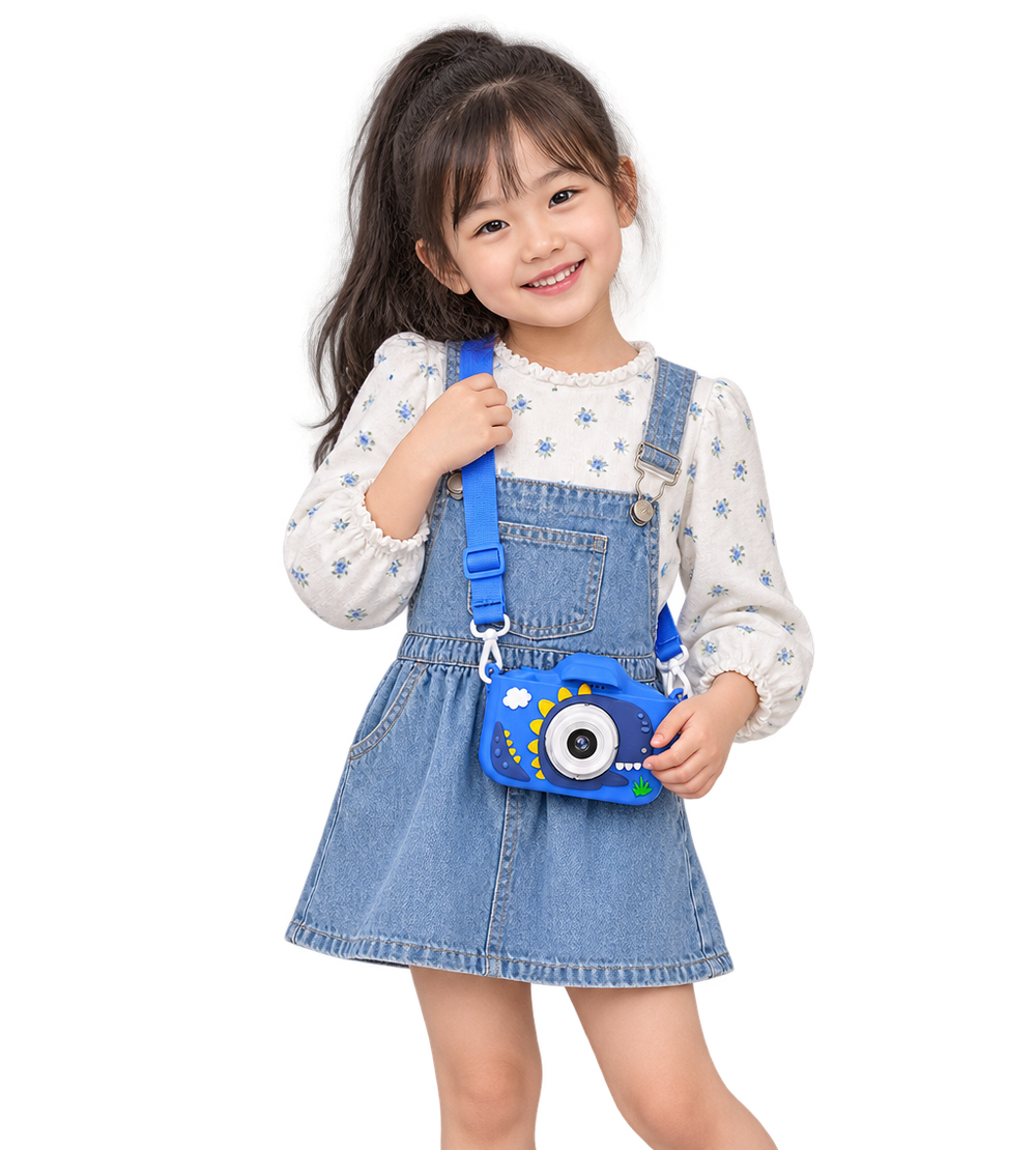 Una bambina sorridente che scatta una foto con la sua fotocamera Klikko
